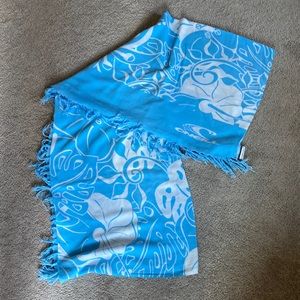 O’Neill blue and white wrap. Size 60” x 45” in excellent condition